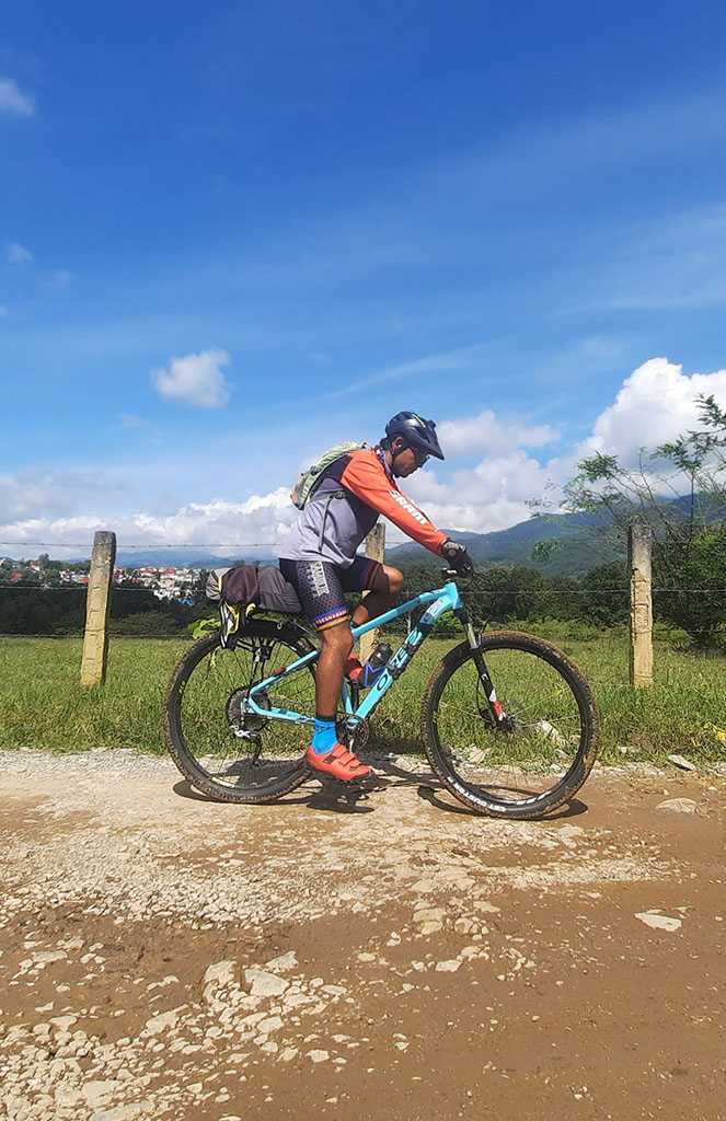 ciclista haciendo cicloturismo en pico de orizaba